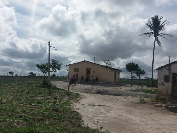 Pai e filho foram baleados por PMs ao serem confundidos com assaltantes na Paraíba (Foto: Marcos Vasconcelos/TV Paraíba)