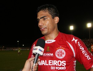 Gustavo, lateral-esquerdo do América-RN, comenta vitória (Foto: Augusto César Gomes/GLOBOESPORTE.COM)