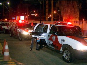 Viaturas da Corregedoria da Polícia Militar que transferiram os PMs suspeitos das chacinas em Campinas  (Foto: Reprodução EPTV)
