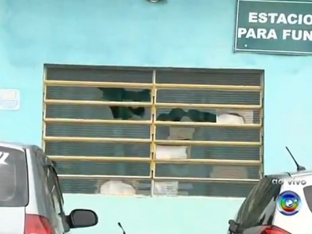 Apesar de estar funcionando, unidade parece abandonada (Foto: Reprodução TV TEM)