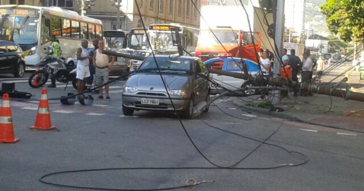 G1 Poste Cai Sobre Carro Em Rua Da Tijuca Zona Norte Do Rio