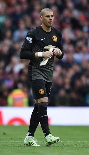 Valdés entra em campo pelo United (Foto: Paul Ellis / AFP)
