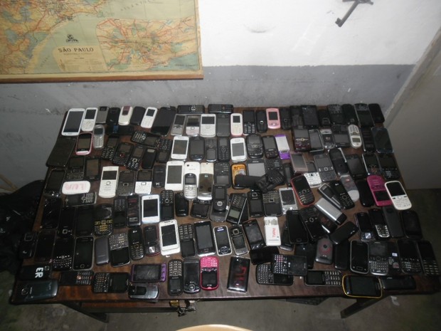 Celulares foram apreendidos pelos agentes (Foto: Divulgação/SAP)