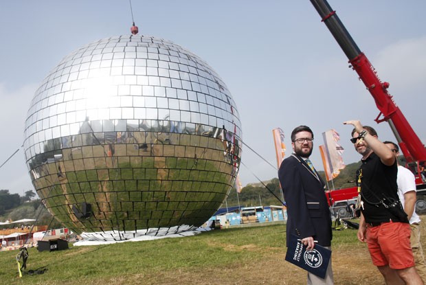 Festival bateu recorde com bola de espelhos de discoteca gigante (Foto: Jim Ross/Invision/AP Images)