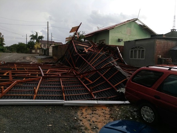 G Temporal Em Joinville Sc Causa Destelhamentos E Deixa