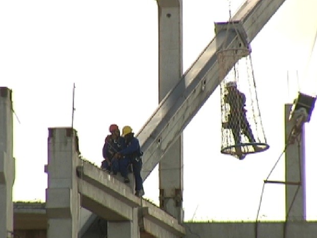 Operários esperam para ser resgatados pelo Corpo de Bombeiros (Foto: Reprodução / TV Tem)