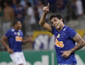Ricardo Goulart, meia do Cruzeiro, comemora gol contra o Criciúma (Foto: Gualter Naves / Light Press)