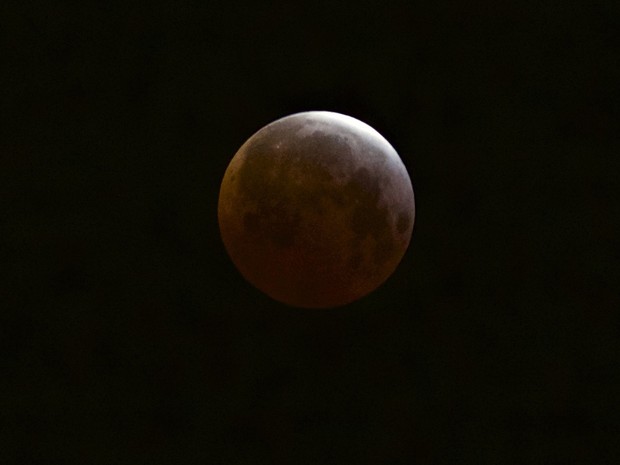 Eclipse lunar total, fenômeno conhecido como 'Lua de sangue', é observado de Echo Park, em Los Angeles, EUA, neste sábado (4) (Foto: AP Photo/Damian Dovarganes)