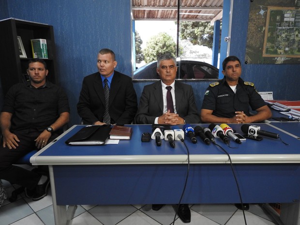 No sentido horário: diretor da PAMC, João Paulo, o adjunto da Sejuc Major Francisco Castro, titular da Sejuc Uziel Castro, e o comandante da PM coronel Dagoberto Gonçalves (Foto: Inaê Brandão/G1 RR)