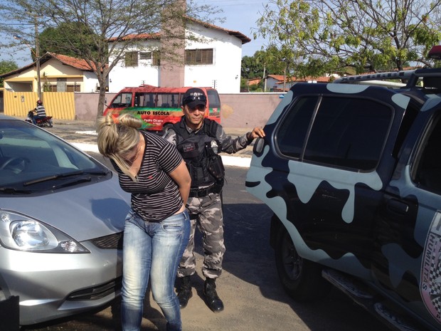 Mulher foi presa durante a operação da polícia no Piauí (Foto: Ellyo Teixeira/G1)