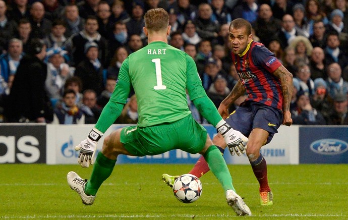 Daniel Alves gol, Manchester City x Barcelona (Foto: Reuters)
