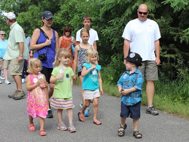 Bobby Tufts, 4, durante sua caminhada na campanha pela reeleição em Dorset; o garotinho é 