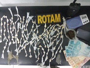 Drogas foram encontradas com menor apreendo em Divinópolis (Foto: Polícia Militar/Divulgação)