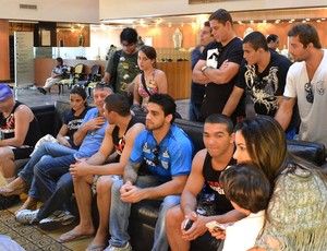 Thiago Tavares, Patricio Pitbulll, Renee Forte e outros lutadores se juntam no lobby do Ouro Minas (Foto: Adriano Caldas / Globoesporte.com)