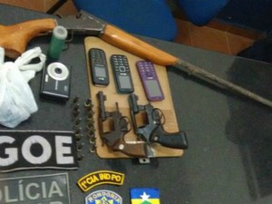 Armas apreendidas foram levadas para delegacia local (Foto: Anari Notícia/ Reprodução) Armas apreendidas foram levadas para delegacia local (Foto: Anari Notícia/ Reprodução)