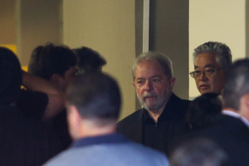 O ex-presidente Luiz Inácio Lula da Silva é visto chegando ao Velório de sua esposa, Marisa Letícia da Silva, realizado no Sindicato dos Metalúrgicos de São Bernardo do Campo, berço do Partido dos Trabalhadores, no ABC Paulista, na manhã deste sábado (4). (Foto: Tiago Queiroz / Estadão)