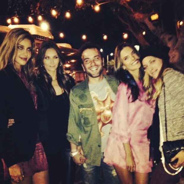 Ana Beatriz Barros e Alessandra Ambrósio com amigos em festa em Los Angeles, nos Estados Unidos (Foto: Instagram/ Reprodução)