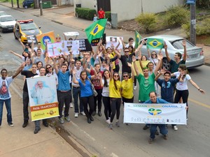 Jovens da paróquia Nossa Senhora Aparecida se preparam para JMJ com passeata pela cidade (Foto: Fernanda Zanetti/G1)