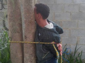 Assaltante foi amarrado por homens que passavam no local (Foto: Site Lei Seca Maricá) Assaltante foi amarrado por homens que passavam no local (Foto: Site Lei Seca Maricá)