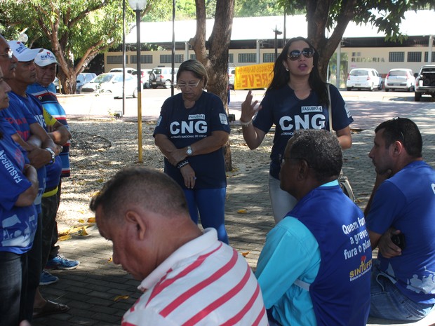 Servidores reunidos em frente a reitoria da Universidade (Foto: Gustavo Almeida/G1)