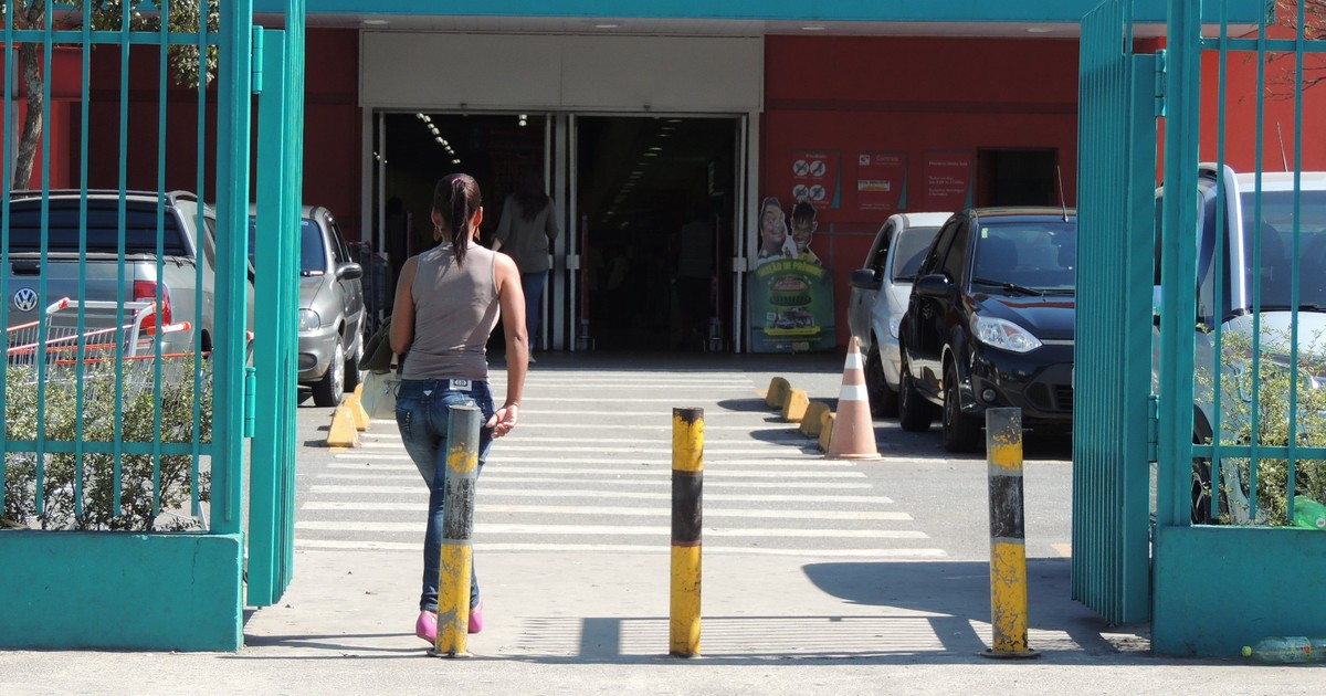 G Ladr Es Fazem Ref Ns Em Tentativa De Roubo Em Supermercado De