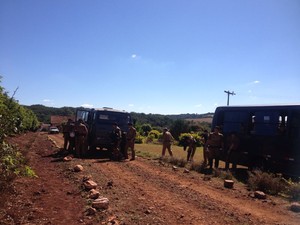 Policiais se mobilizaram para retirar os sem-terra das fazendas. (Foto: Solange Riuzim/RPC TV)