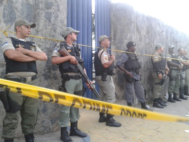 Polícia isola portão de presídio do Complexo do Curado.  (Foto: Luna Markman / G1)