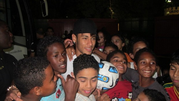 Neymar cercado por crianças na saída do Canindé (Foto: Marcelo Hazan/Globoesporte.com)