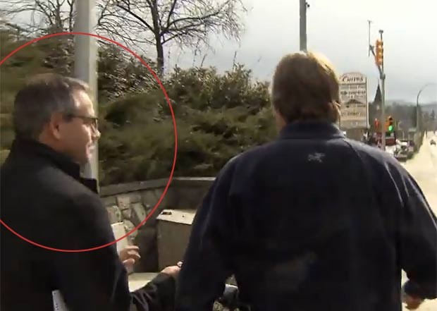Em março, o repórter Kent Molgat, da emissora canadense 'CTV', acabou se chocando com um poste enquanto caminhava para entrevistar um advogado em uma calçada em Vancouver, na província da Colúmbia Britânica, no Canadá (Foto: Reprodução)