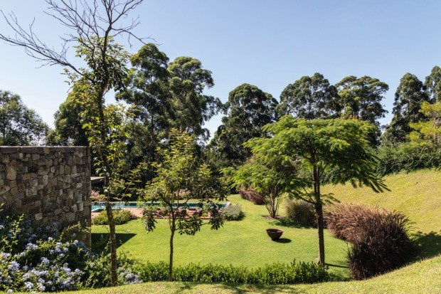 Florada moderna. Jardim com estilo campestre, projetado pela arquiteta paisagista Catê Poli (Foto: Evelyn Müller / Divulgação)