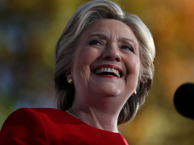 Hillary Clinton durante evento de campanha em Pittsburgh, na Pensilvânia, na segunda (7)  (Foto: Justin Sullivan/Getty Images/AFP)