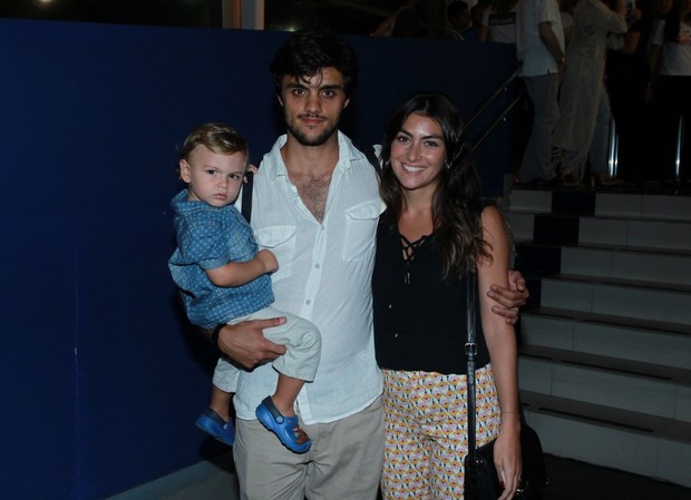Felipe Simas com a mulher, Mariana Uhlmann, e o filho, Joaquim (Foto: Marcello Sá Barretto/ AgNews)