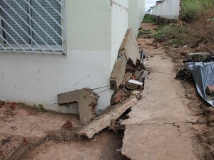 Muro de condomínio também cedeu pela força da água (Foto: Amanda Franco/ G1)