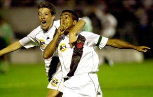 Juninho Paulista e Romário Vasco Mercosul campeão (Foto: Agência Getty Images) Juninho Paulista e Romário Vasco Mercosul campeão (Foto: Agência Getty Images)