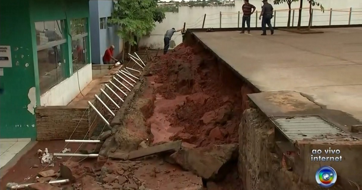 Temporal derruba muro de UPA e causa alagamentos em Catanduva - Globo.com