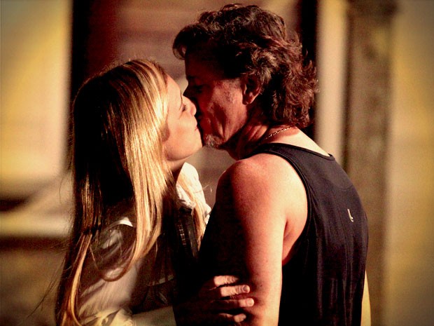 Max e Carminha se beijam e são flagrados por Nina (Foto: Avenida Brasil / TV Globo)