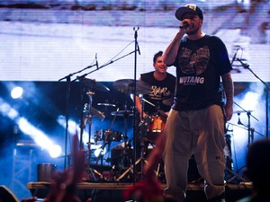 O vocalista da banda, Chorão, misturou rimas nos intervalos das músicas (Foto: Leo Paiva/Divulgação)