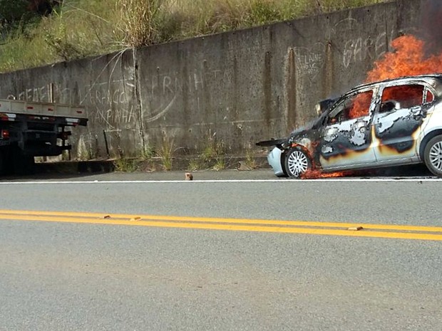 Carro pegou fogo após bater contra caminhão em Caconde (Foto: VC no G1) Carro pegou fogo após bater contra caminhão em Caconde (Foto: VC no G1)