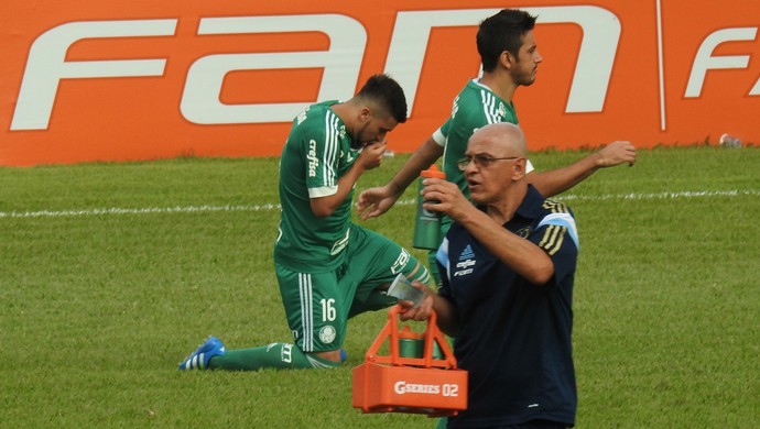 Victor Luis comemora retorno com beijo na camisa do Palmeiras e reza
