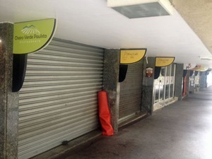 Lojas fechadas no prédio na região da premonição na Avenida Paulista (Foto: Tatiana Santiago/G1)