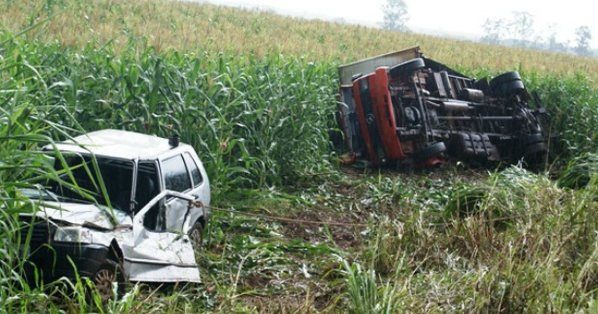 G1 Casal morre atropelado em rodovia após capotar carro dizem