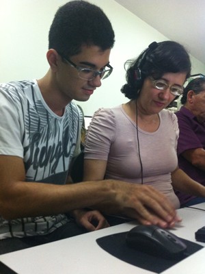 Marcos Gomes ajuda a mãe a resolver questões de geometria (Foto: Gabriel Luiz/G1)