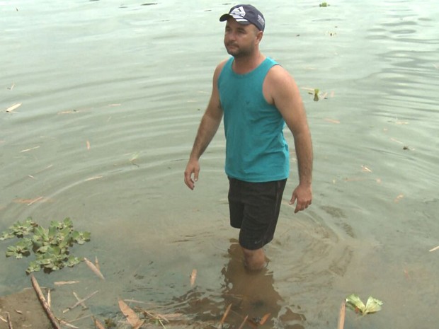 Rodrigo Nunes Freire, pescador de Baixo Guandu, diz que depois da lama ninguém quer comprar peixe do Rio Doce (Foto: Wagner Santos)