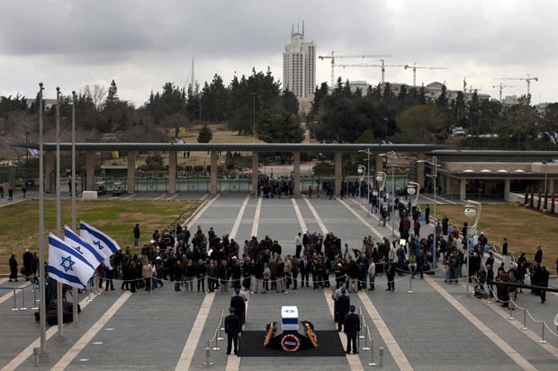 Israelenses visitam o caixão do ex-premiê Ariel Sharon, neste domingo (12), na praça do Knesset, em Jerusalém (Foto: AP)