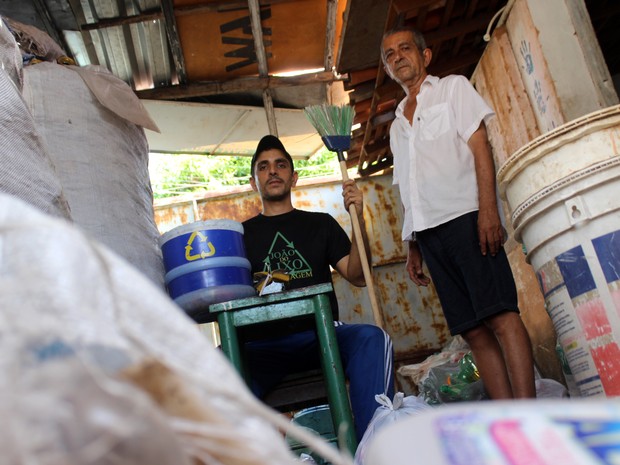Ao lado do Pai, João do Lixo trabalha para pagar a faculdade e sustentar a família (Foto: Fernando Brito/G1)