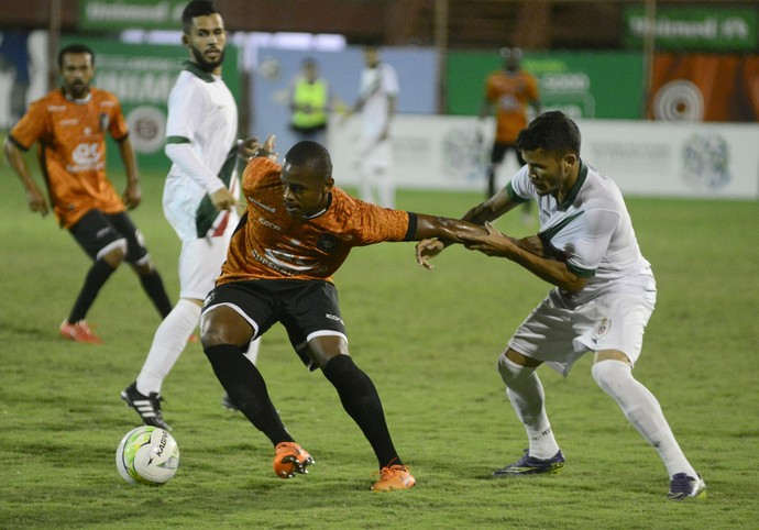 Em jogo bem disputado, Rio Branco-ES e Real Noroeste empataram no Araripe (Foto: Ricardo Medeiros/A Gazeta)