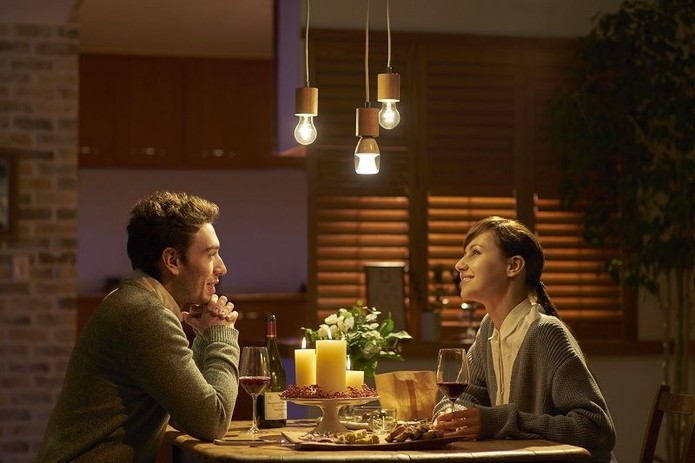 Lâmpada smart permite ouvir música via Bluetooth (Foto: Divulgação/Sony)