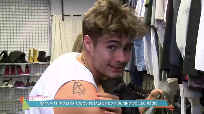 Rafael Vitti mostra uma das tatuagens de Léo Régis (Foto: TV Globo)