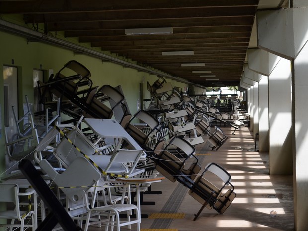 Manifestantes colocam cadeiras como obstáculo, para impedir acesso às salas de aula na Unesp de Araraquara (Foto: Rafael Alberici/G1)