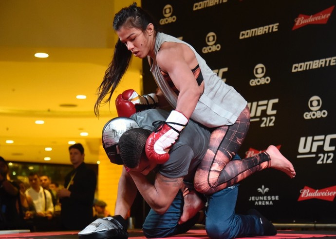 Claudia Gadelha treino aberto UFC Rio (Foto: Andre Durão)